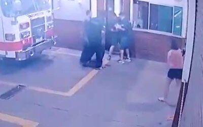 LOS BOMBEROS SALVAN LA VIDA DE UNA BEBA